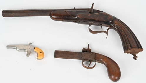 LOT OF VINTAGE PISTOLS