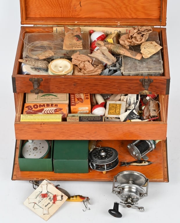 COLLECTORS LOT OF VINTAGE FISHING GEAR/LURES: Includes: P.F. Lueger Medallist fly fishing reel. Sea Lake reel. Pachner & Koller Fly Reel in box. Various lures (some in boxes). Various bobbers and lead weights. All comes in a vintage custom made w