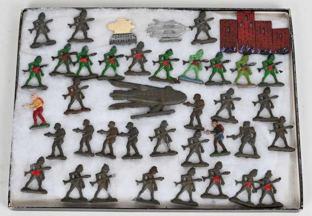 LARGE LOT OF LEAD ALIENS & SPACESHIPS: Large lot of Aliens and Spaceships. Mostly unpainted. 2"