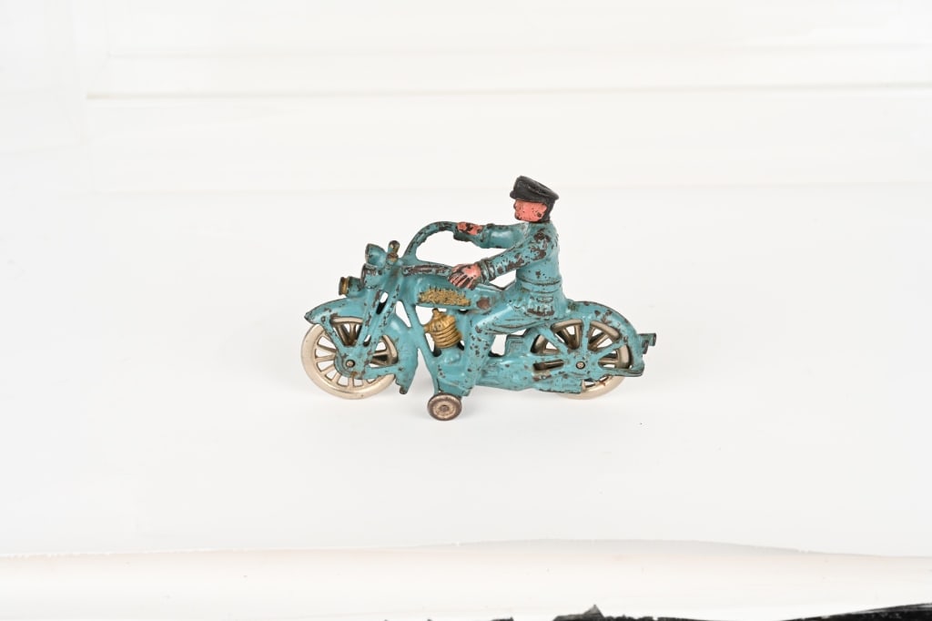 HUBLEY HARLEY DAVIDSON SWIVEL HEAD MOTORCYCLE: All original with nice Robin Egg blue paint. Early version with nickel plated cast iron wheels. No cracks or repairs. 7" Very Good-Excellent