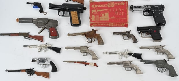 LOT OF CAP GUNS