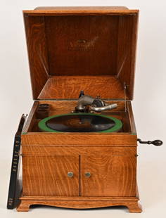 VICTOR VV-VI TABLETOP PHONOGRAPH: Restored and working condition. Comes with records. 20" Excellent
