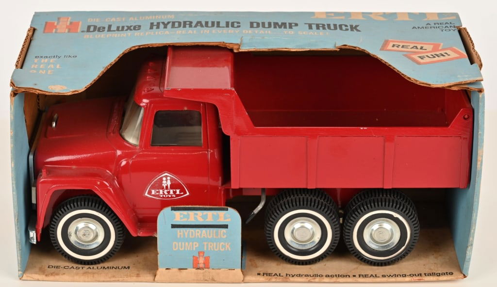 ERTL HYDRAULIC DUMP TRUCK w/ BOX (1 of 4)