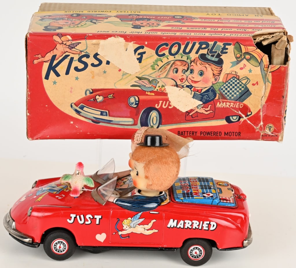 JAPAN BATTERY OP KISSING COUPLE CAR w/ BOX (1 of 8)