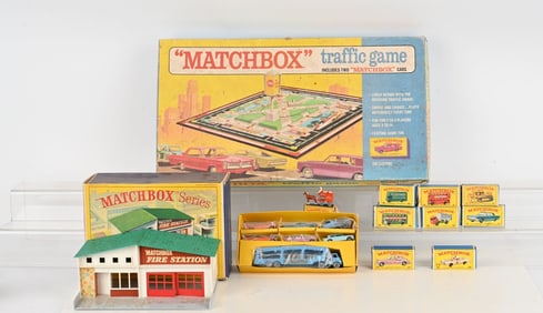 LOT OF VINTAGE MATCBOX CARS & FIRE HOUSE