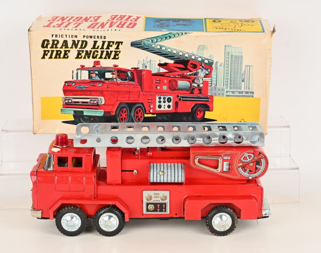 18" JAPAN TIN FRICTION GRAND LIFT FIRE ENGINE (1 of 7)