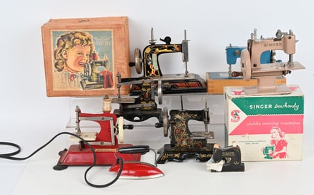 LOT OF CHILD'S SEWING MACHINES