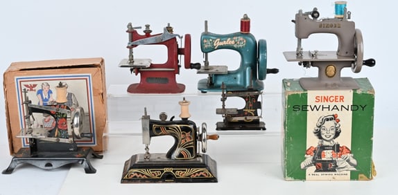 LOT OF CHILD'S SEWING MACHINES