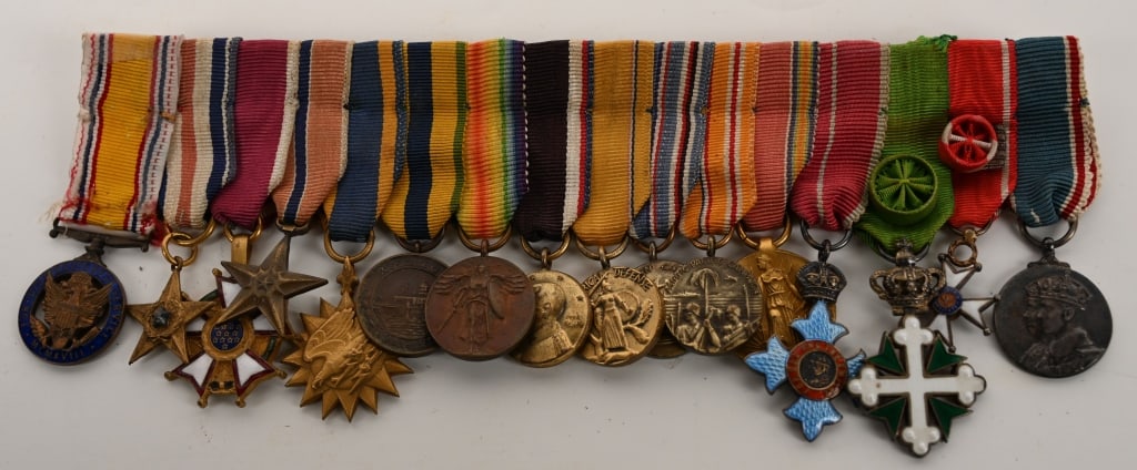 WW1 WWII 16 PLACE MEDAL BAR DSM SS AM BRITISH WW2: Stellar 16 place miniature Medal Bar to include 1) Distinguished Service Medal 2) Silver Star 3) Legion of Merit 4) Bronze Star 5) Air Medal 6) Mexican Service Medal 7) WW1 Victory Medal 8) WW1 Occupa