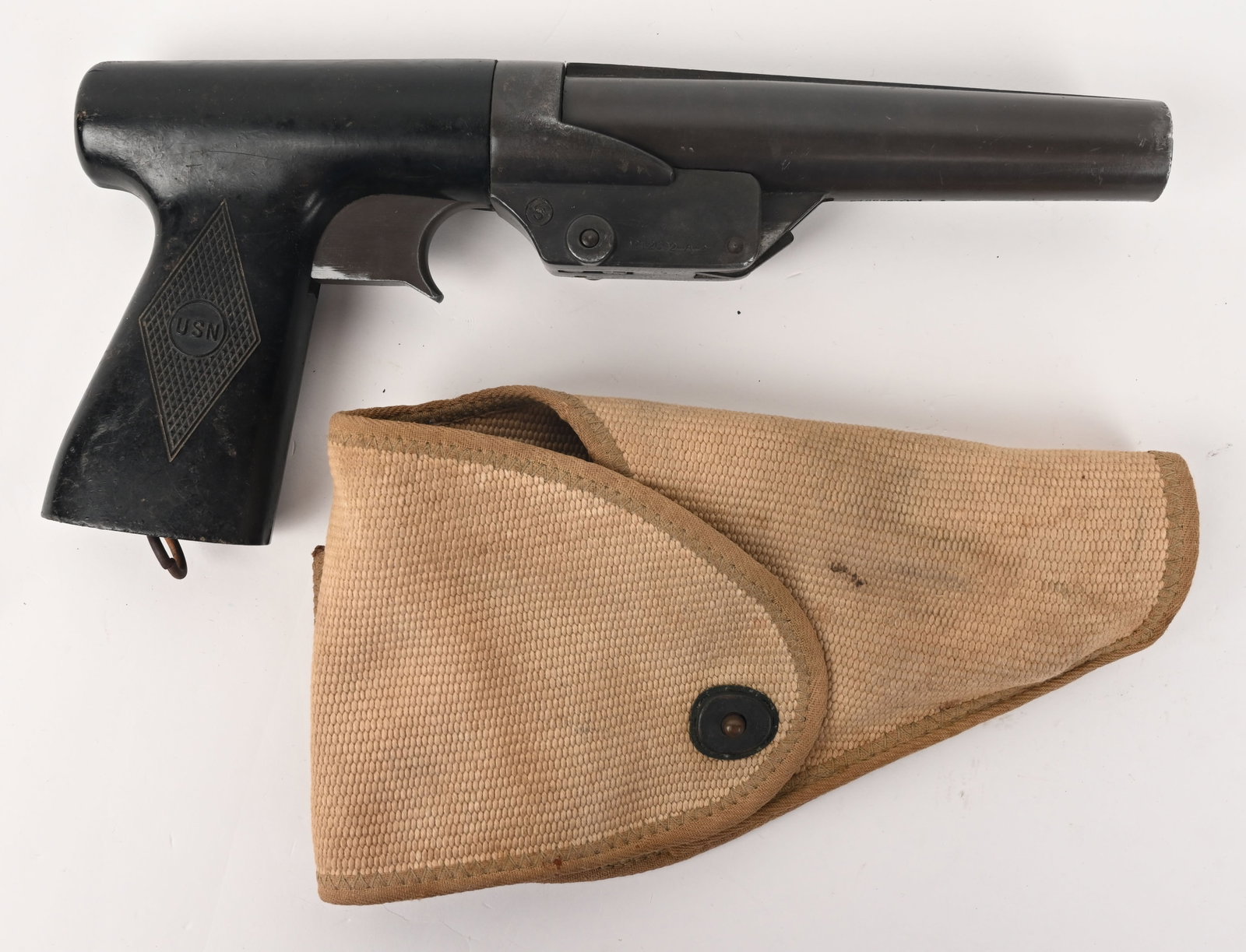 WWII US NAVY 10GA SEDGLEY MKV SIGNAL PISTOL WW2: This is an excellent example of a 22mm parachute flare Sedgley Signal Pistol, Mark 5, complete with a holster. As part of consolidated wartime efforts, lifeboats for all sea going Merchant Marine vess
