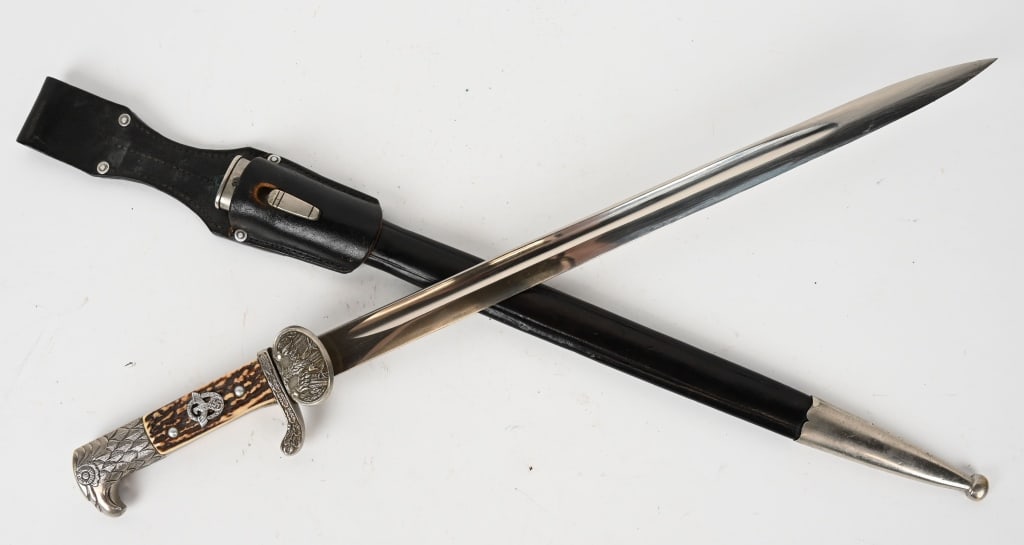 WWII NAZI GERMAN POLICE CUSTOMS CLAMSHELL BAYONET: This outstanding Clamshell Bayonet is the smaller type that would normally have been carried by an officer. The detailing to the pommel is extremely fine, and the oak leaves on the obverse guard both
