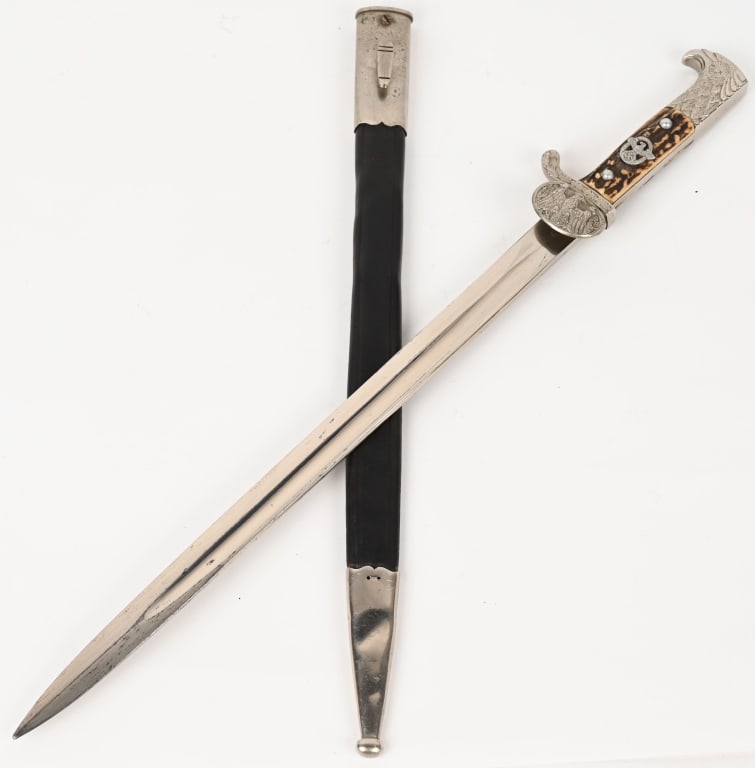 WWII NAZI GERMAN POLICE CUSTOMS CLAMSHELL BAYONET: This outstanding Clamshell Bayonet is the smaller type that would normally have been carried by an officer. The detailing to the pommel is extremely fine, and the oak leaves on the obverse guard both