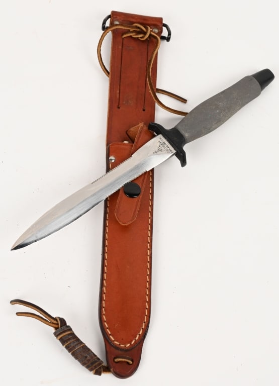 1972 GERBER MK2 COMMANDO FIGHTING KNIFE #026864: US 1970 GERBER MK2 Orange Handle Commando Fighting / Dive Knife with original leather sheath. Serial # 026226. Size: 11 3/4" long with 6 3/4 " blade. Excellent.