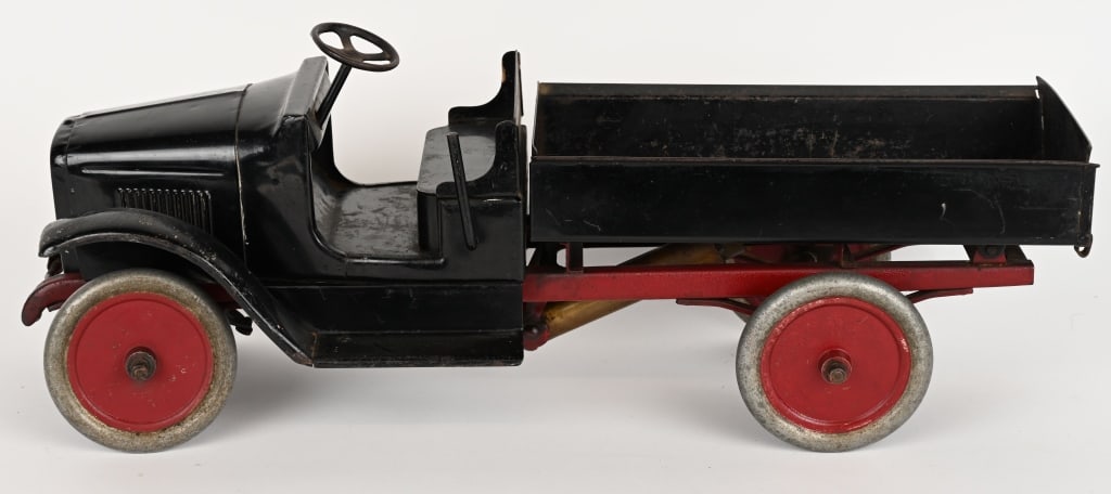 BUDDY L 1920'S HYDRAULIC DUMP TRUCK: Buddy L pressed steel Hydraulic Dump truck. Complete and original with working dump bed. 24" Very Good