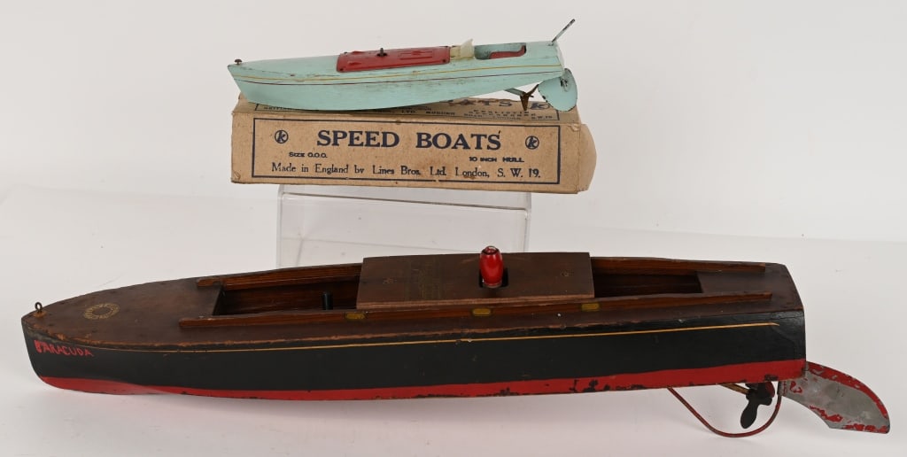 2- VINTAGE WINDUP WOOD SPEEDBOATS (1 of 10)