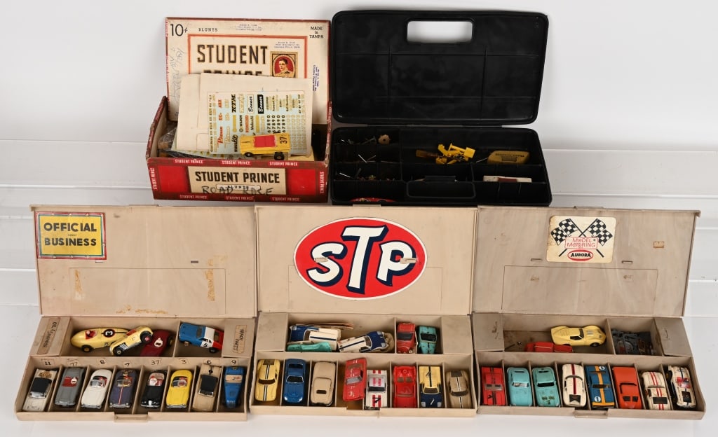 LARGE LOT OF SLOT CARS & PARTS: Lot includes many complete Aurora models, bodies, and other parts. Highlights includes Several Mercedes Roadsters with drivers, a Jaguar Roadster with driver, Corvette, T-Birds and many more. Conditio