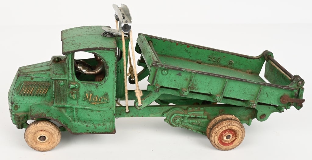 ARCADE CAST IRON MACK T-BAR DUMP TRUCK (1 of 5)