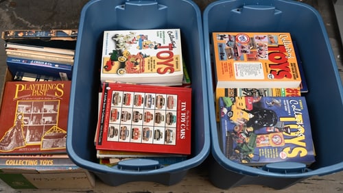 HUGE LOT OF TOY REFERENCE BOOKS