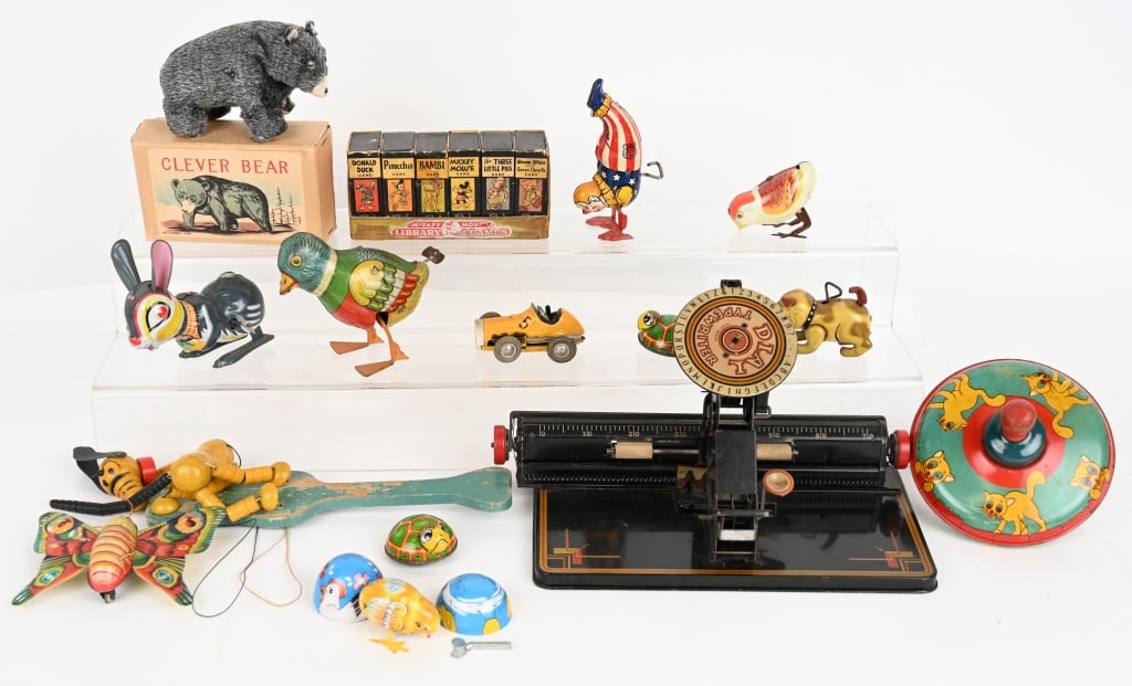 LOT OF VINTAGE TOYS (1 of 4)