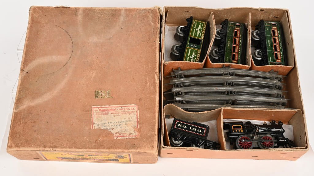AMERICAN FLYER CAST IRON CLOCKWORK TRAIN SET (1 of 5)