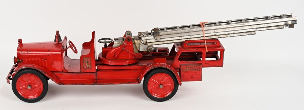 BUDDY L RUBBER TIRE HYDRAULIC AERIAL LADDER TRUCK: Very nice original Buddy L Rubber Tire Aerial Ladder Truck. Very clean original paint and decals. Has electric headlights. One ladder is replaced. No seat or pull handle present. 40" Excellent
