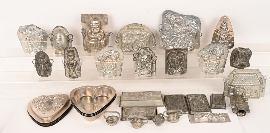 LARGE LOT OF ANTIQUE CHOCOLATE MOLDS (1 of 11)