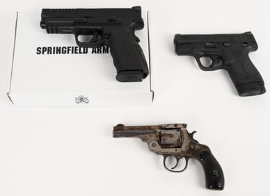 AN ODD LOT OF THREE HANDGUNS