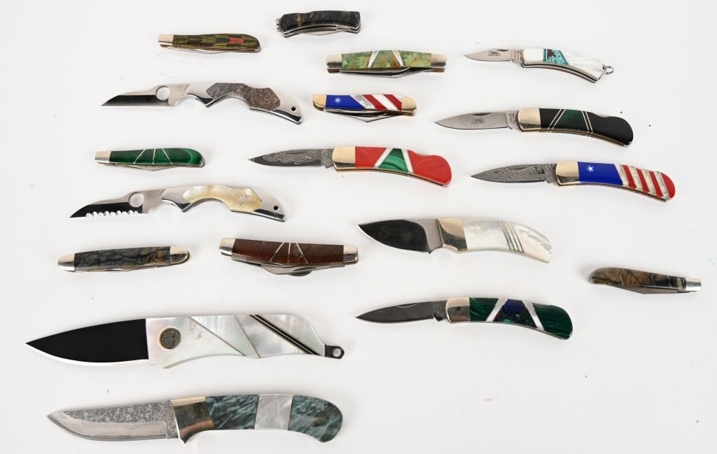 FANTASTIC LOT OF SANTA FE STONEWORKS FOLDERS: This lot contains 18 CUSTOM folding knives from Santa Fe Stoneworks. Santa Fe Stoneworks is a company based in a century-old adobe ranch house in New Mexico that handcrafts knives and jewelry with inl