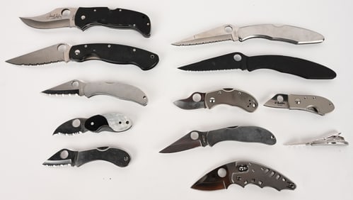 LOT OF 12 SPYDERCO FOLDING KNIVES