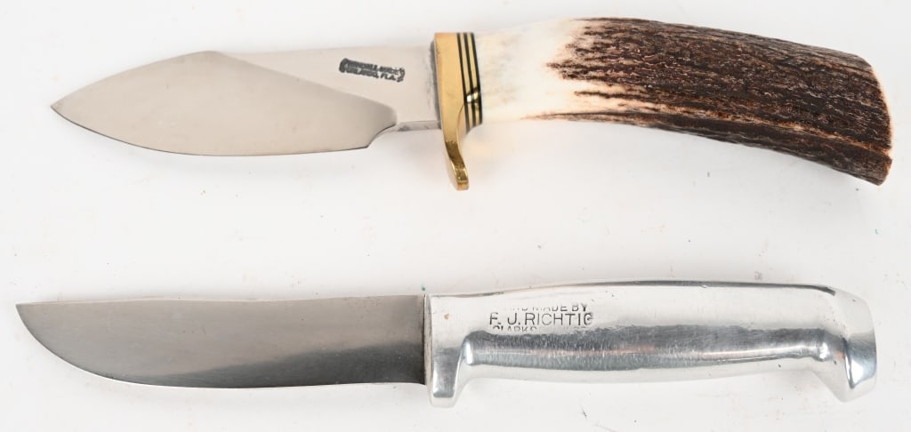 RANDALL BLADES & FG RICHTIG FIXED BLADE KNIVES: RANDALL BLADES stag handle fixed blade knife. Blade: 4'. OAL: 8 1/4". This Randall features a stag handle with brass and black spacers, brass guard and a compass imbedded in the pommel. CONDITION: Exc