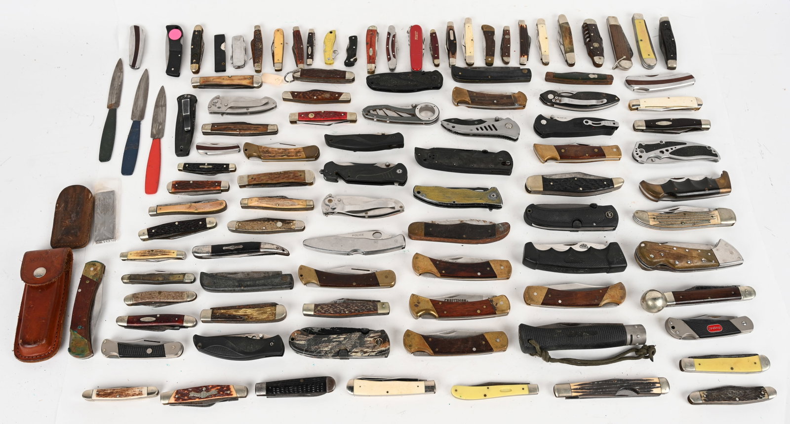 LOT OF 100 POCKET KNIVES: This is a lot of pocket knives from various manufacturers such as Buck, Camillus, Kershaw, Schrade and Spyderco. Condition: Good. Approximately 20 are in Fair condition.