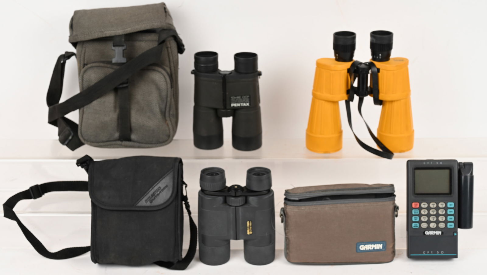 LOT OF BINOCULARS & GARMIN NAVIGATOR (1 of 3)