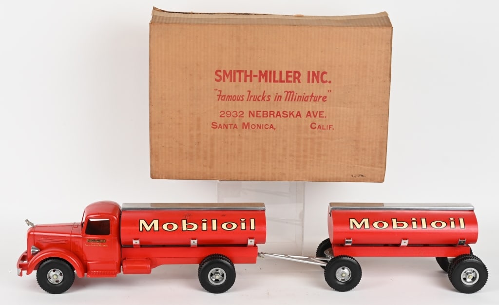 SMITH MILLER MOBILGAS TANDEM OIL TRUCK w/ BOX (1 of 9)