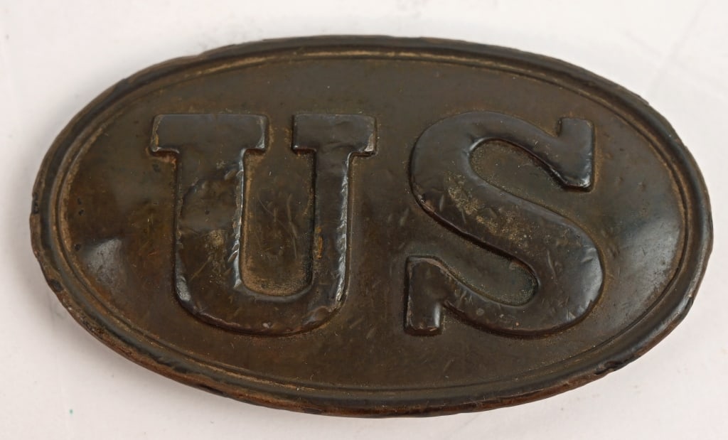 RARE M1839 SMALL US BELT BUCKLE PLATE: This is made of die-struck rolled brass in the usual fashion of the M1839 plate and has a single arrow back stud and belt hook soldered in place on the reverse, a pattern of fastener well known from o
