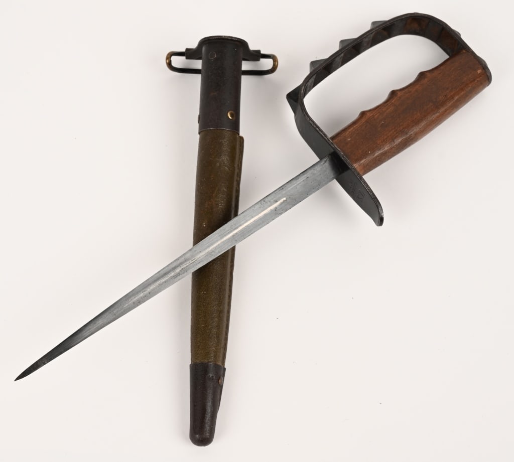 WW1 US ARMY M1917 KNUCKLE KNIFE LF&C WWI: U.S. World War 1 1917 L.F.& C. trench knife in near mint condition. This knife measures 14" overall. The blade itself measures 9". This knife has a 6 point knuckle guard. 'U.S. L.F.&C. 1917' is stampe