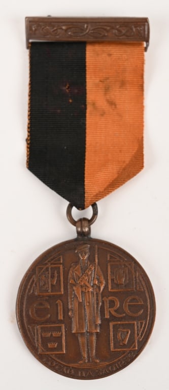 WW1 1917-1921 IRISH GENERAL SERVICE MEDAL WWI: Bronze, obverse illustrating the Arms of the Four Provinces of Ireland, with a Flying Column Volunteer standing in the centre, with EIRE (Ireland) and the inscription "Cogadh na Saoirse" (The Fight fo