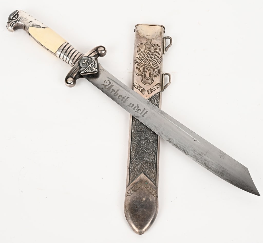 WWII NAZI GERMAN RAD LABOR CORPS OFFICERS DAGGER: A RAD leaders dagger with a 26cm long, single-edged, nickel-silver plated blade, in its original scabbard. The dagger has a cast, nickel-silver plated alloy pommel in the form of a stylized eagle̵