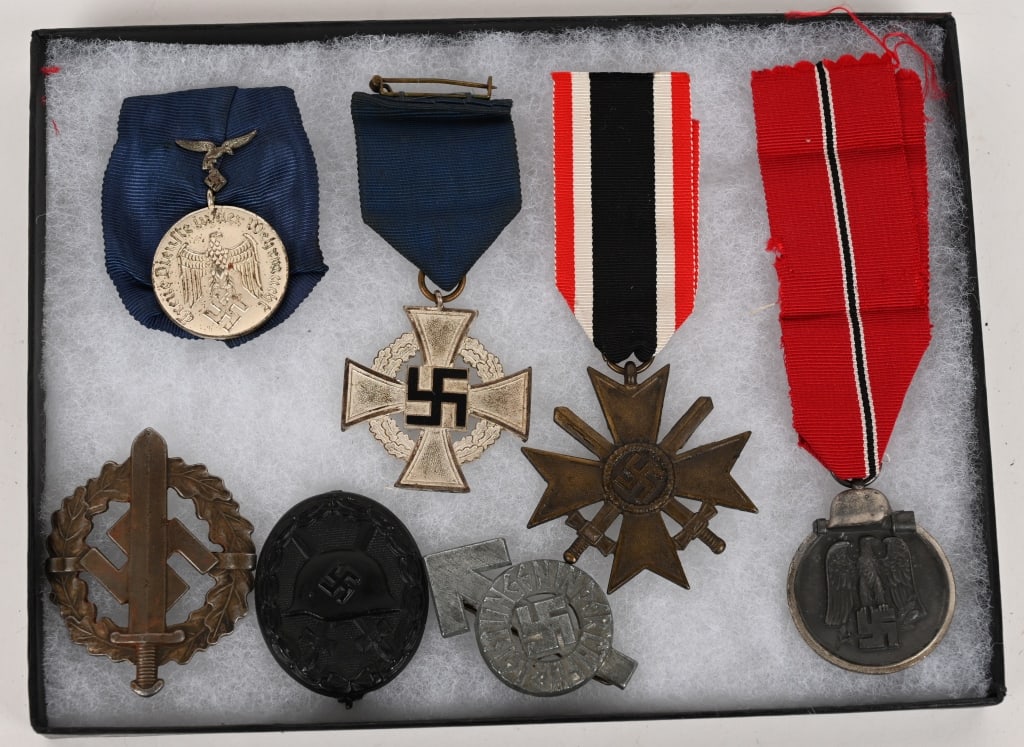 WWII NAZI GERMAN INSIGNIA MEDAL LOT LUFTWAFFE HEER (1 of 3)