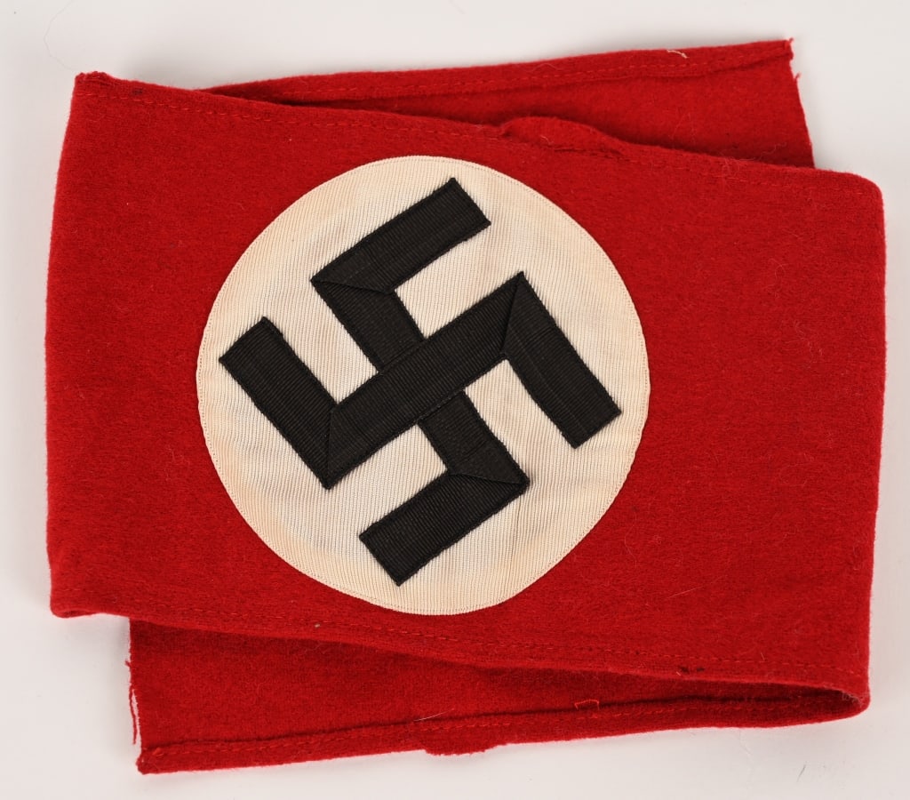 WWII NAZI GERMAN SS MEMBER'S ARMBAND W RZM TAG WW2: Nice quality roughly 12cm tall 42cm long,multi-piece construction armband features a red wool, base field with a roughly, 9cm diameter, central, vertically ribbed, white rayon, circular field with a c