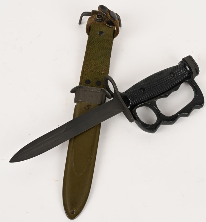 VIETNAM WAR US KNUCKLE GUARD EXPERIMENTAL BAYONET: Rare experimental knuckle guard attached to a standard issue M7 bayonet made by Imperial for the M16 Service Rifle. Blade is parkerized, and comes in M8A1 scabbard. Shows even, honest field wear. Very
