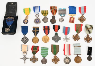 WW1 WWII BRITISH FRENCH BELGIUM MEDAL LOT WW2