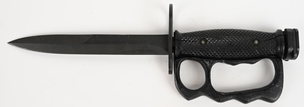 VIETNAM ERA EXPERIMENTAL M7 KNUCKLE BAYONET: This type of experimental bayonet fighting knife began life as an M7 bayonet for use with the U.S. M16 rifle. However, a one-piece cast aluminum grip panel with integrated knuckle duster guard was add