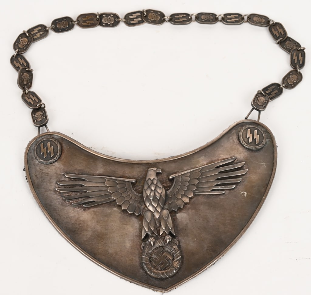WWII NAZI GERMAN SS STANDART BEARERS GORGET WW2: A high quality, contemporary SS standart bearer gorget with chain. Gorget is marked to the reverse M1/128 with blue cloth backing. Excellent. 