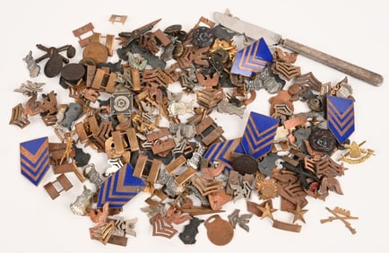 LARGE LOT OF PRIMARILY US RANK QUALIFICATION BADGE