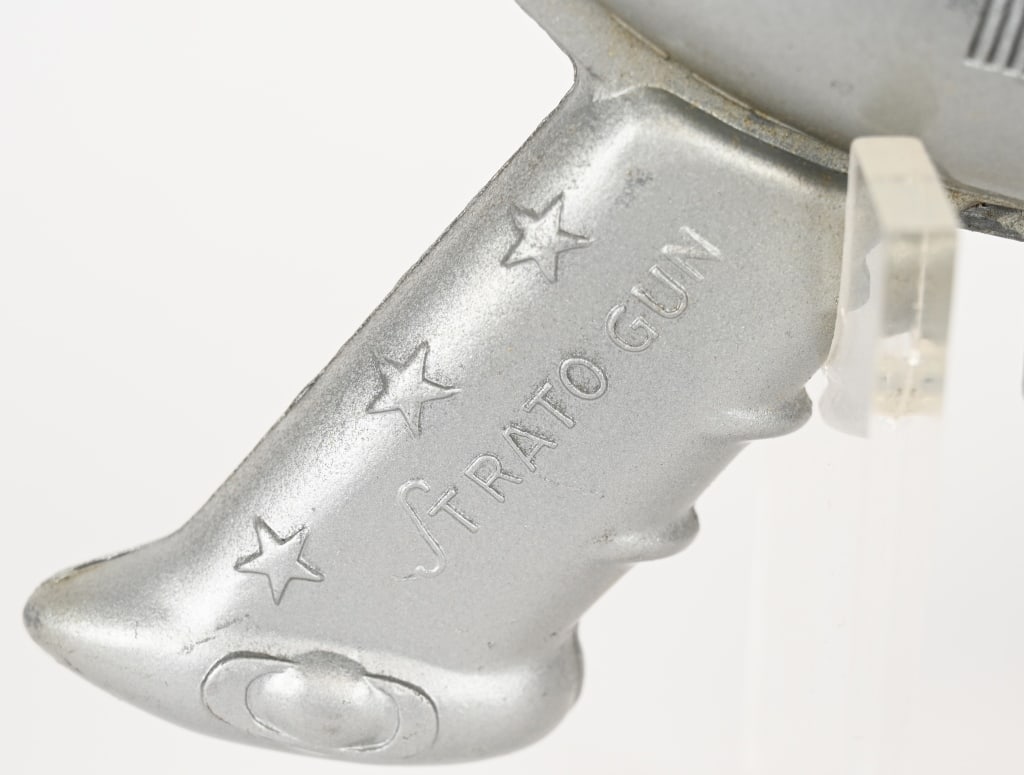 FUTURISTIC STRATO SPACE GUN w/ BOX - 3