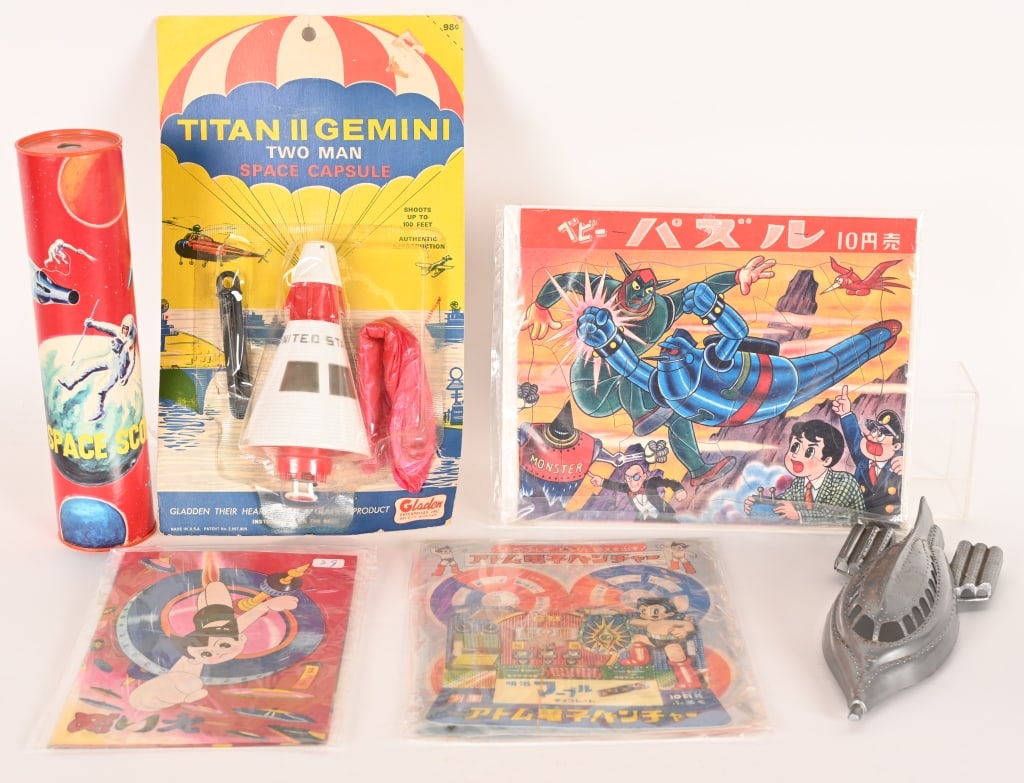 LOT OF VINTAGE SPACE TOYS (1 of 8)