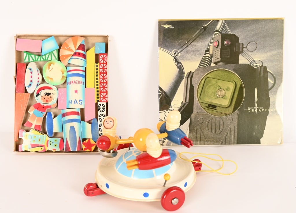 LOT OF SPACE ITEMS (1 of 11)