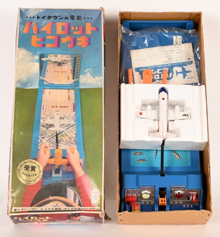 JAPAN BATTERY OP AIRPLANE LANDING GAME w/ BOX (1 of 9)