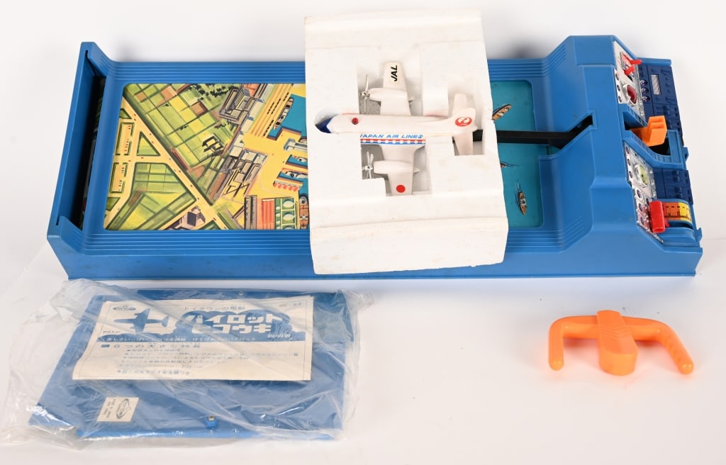 JAPAN BATTERY OP AIRPLANE LANDING GAME w/ BOX - 3