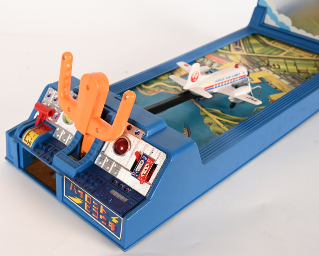 JAPAN BATTERY OP AIRPLANE LANDING GAME w/ BOX - 7